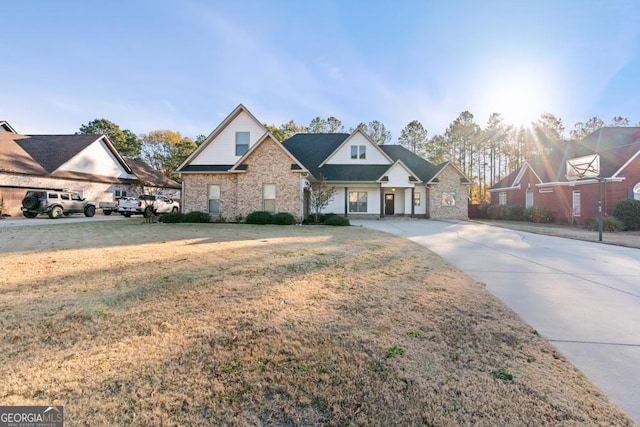 view of front of property featuring a front lawn