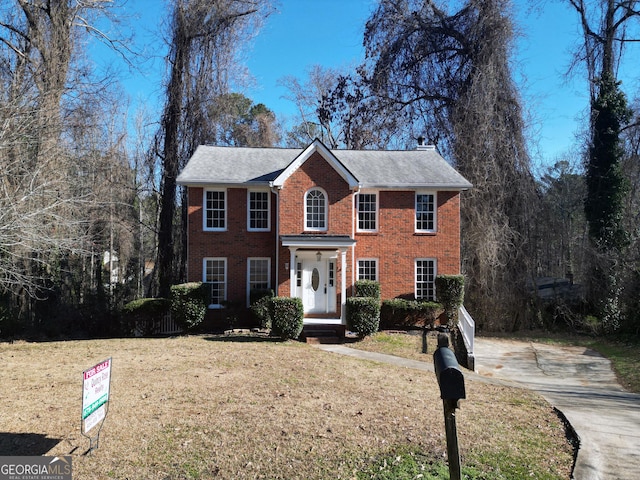 colonial house featuring a front yard