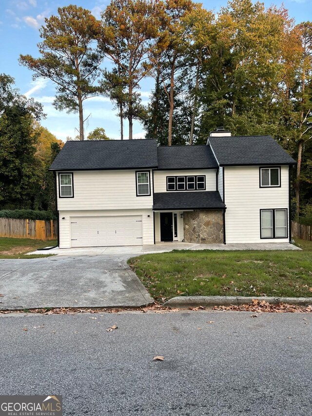 view of front of house featuring a garage and a front yard