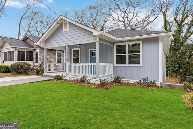 ranch-style home featuring a front lawn and a porch