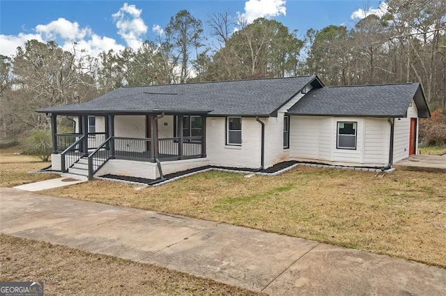 view of front facade with covered porch and a front yard