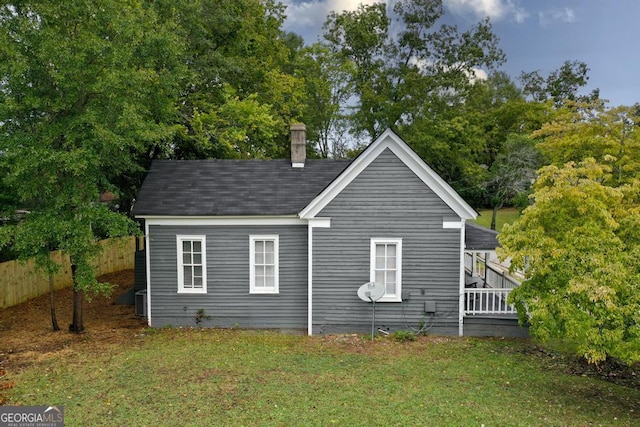 view of side of property featuring a lawn