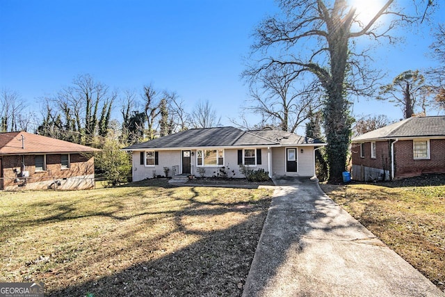 single story home featuring a front lawn