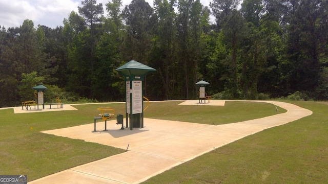 view of home's community featuring a lawn