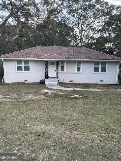 single story home featuring a front lawn