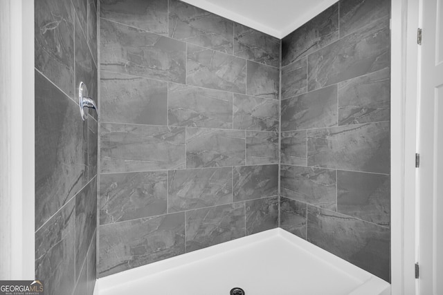 bathroom featuring tiled shower