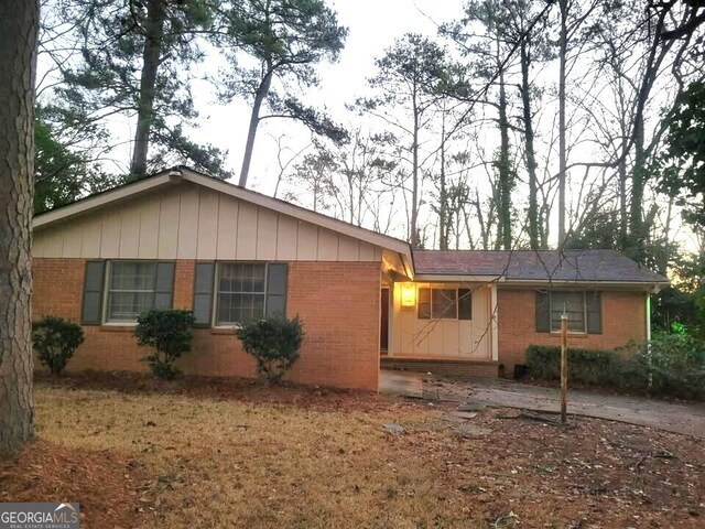 single story home featuring a garage