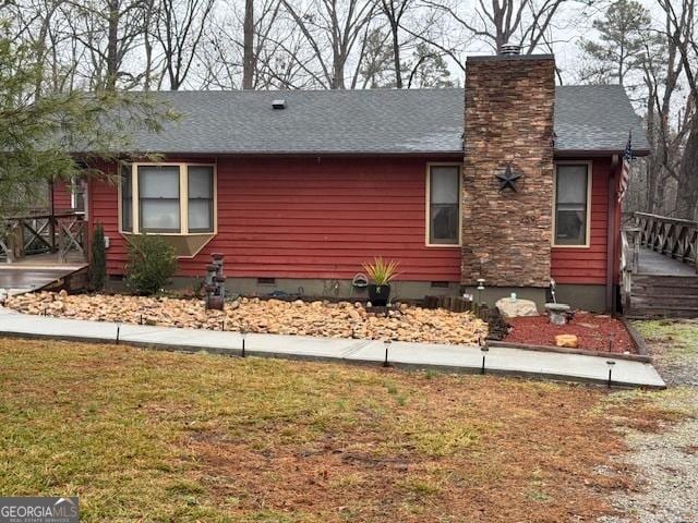 view of side of property featuring a lawn