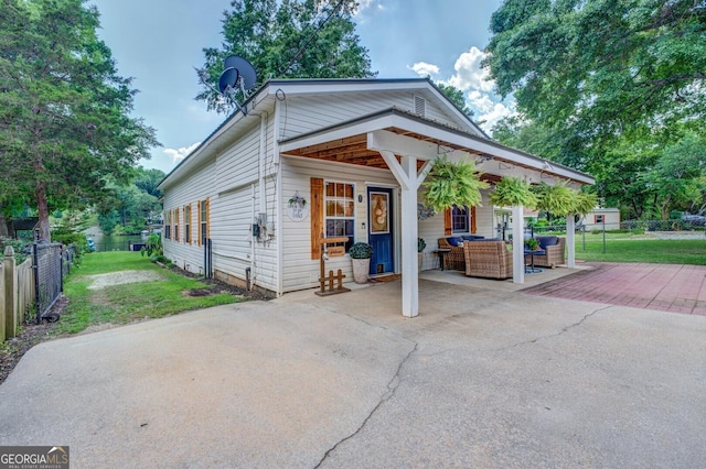 view of front of house with a patio and a front lawn