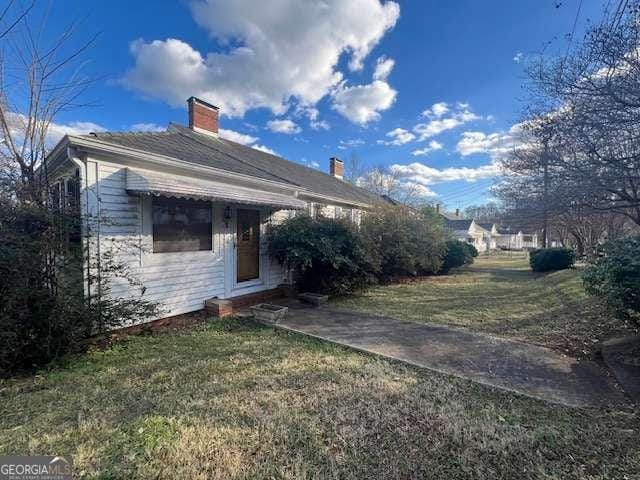 view of front of house featuring a front yard