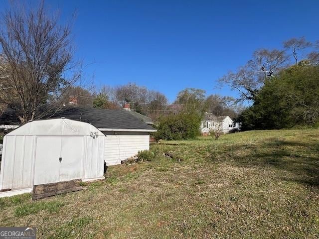 view of yard featuring a storage unit and an outdoor structure