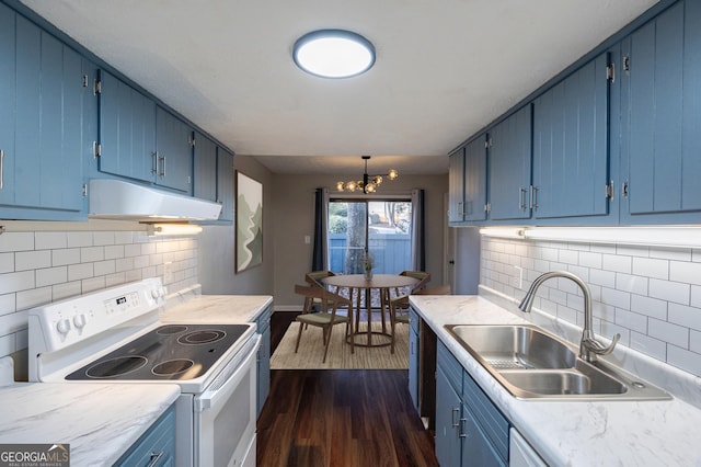 kitchen featuring sink, blue cabinets, dark hardwood / wood-style floors, electric range, and a notable chandelier