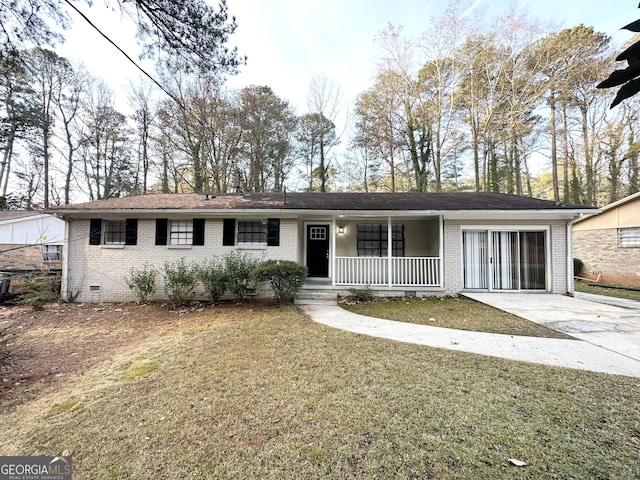 ranch-style home featuring a porch and a front lawn