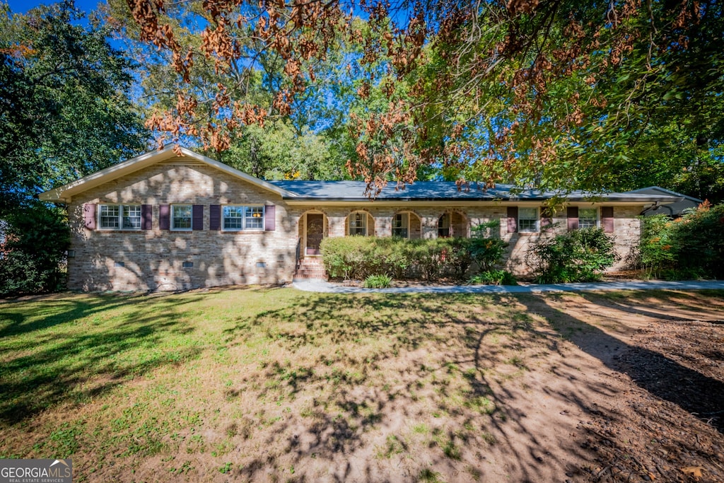 ranch-style home featuring a front yard