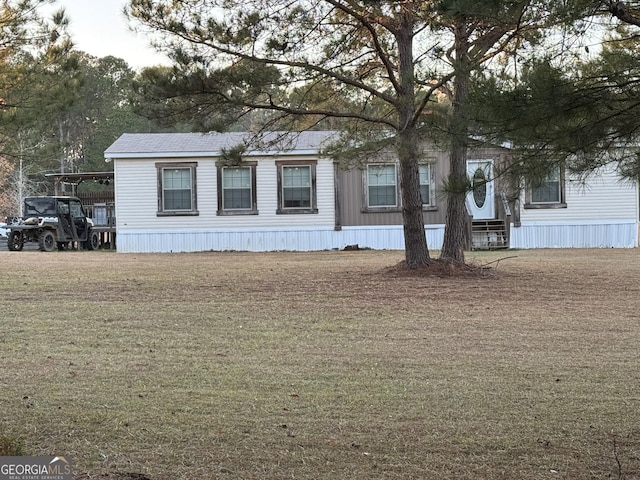 view of front of house with a front lawn