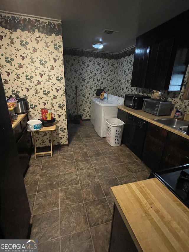 bathroom with sink