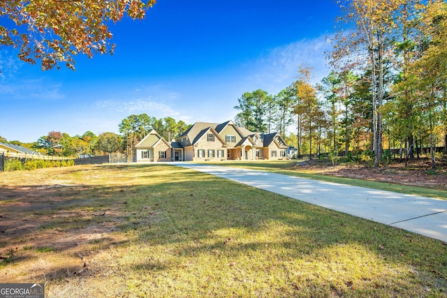 view of front facade featuring a front yard