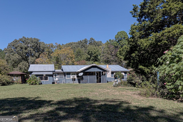 view of front of home featuring a front lawn