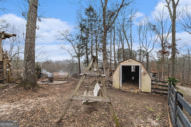 view of yard featuring a storage unit