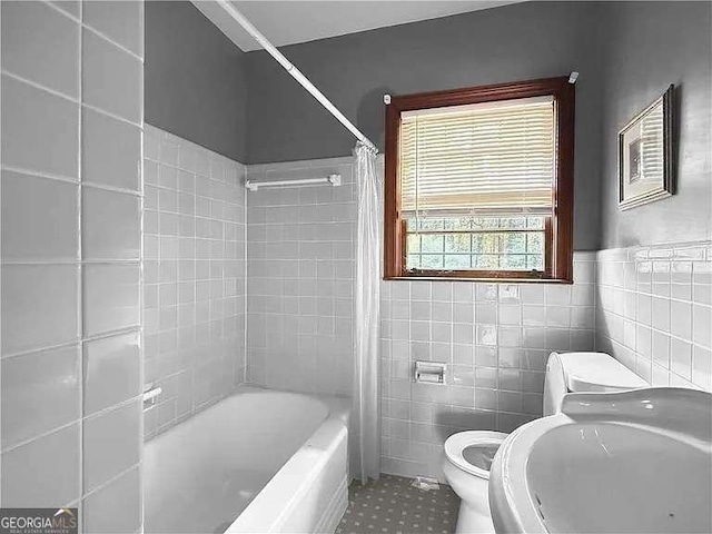 full bathroom featuring sink, shower / bath combo, tile walls, and toilet