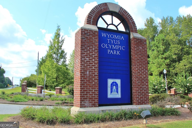 view of community / neighborhood sign