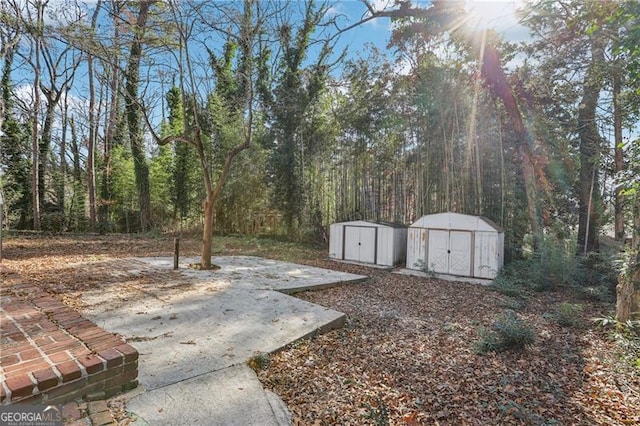 view of yard featuring a storage shed