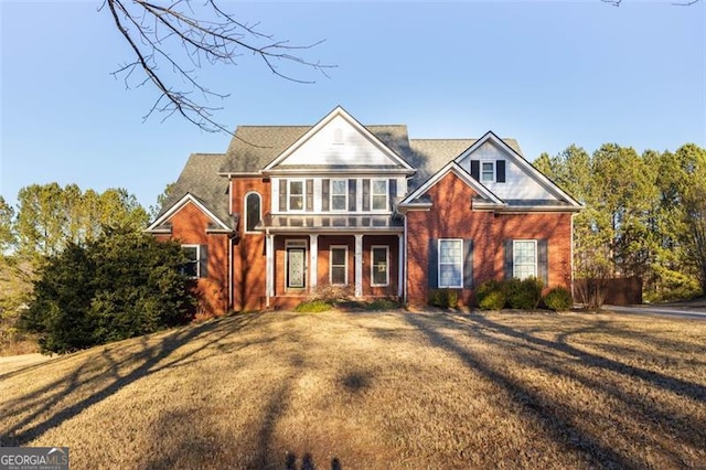 view of front of property featuring a front lawn