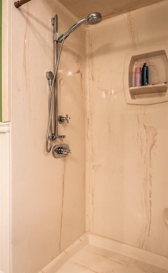 room details featuring a tile shower