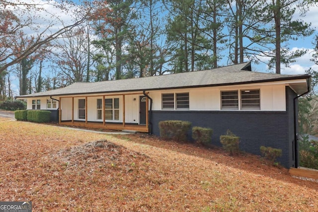 ranch-style home featuring covered porch