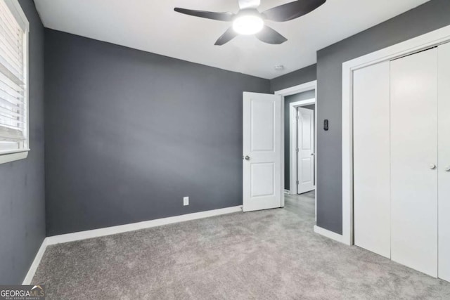 unfurnished bedroom with ceiling fan and a closet