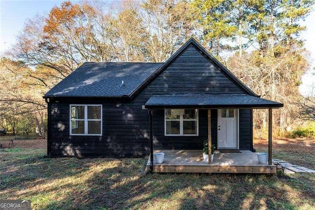 view of front of property with a front yard