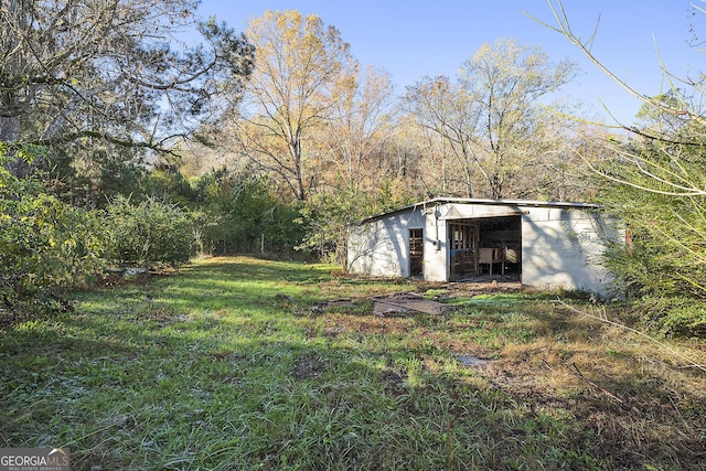 view of yard featuring an outbuilding