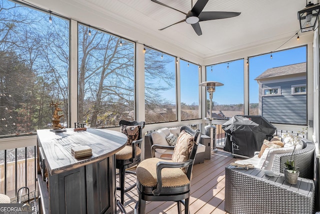 sunroom with ceiling fan