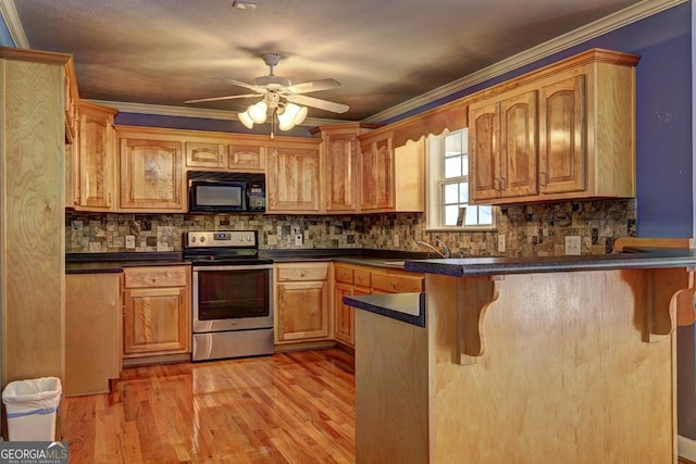 kitchen with stainless steel electric range oven, sink, kitchen peninsula, crown molding, and a breakfast bar area