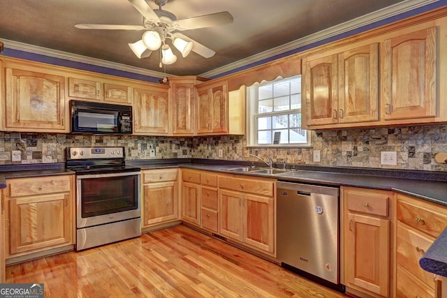 kitchen with stainless steel appliances, ceiling fan, crown molding, sink, and light hardwood / wood-style floors