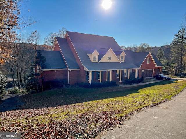 view of front of house featuring a front lawn