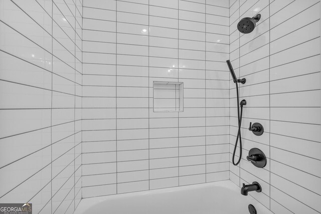 bathroom with tiled shower / bath