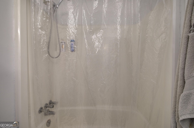 details featuring shower / bath combo with shower curtain