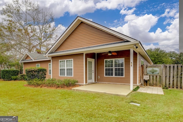 view of front of home featuring a front yard, ceiling fan, and a patio area