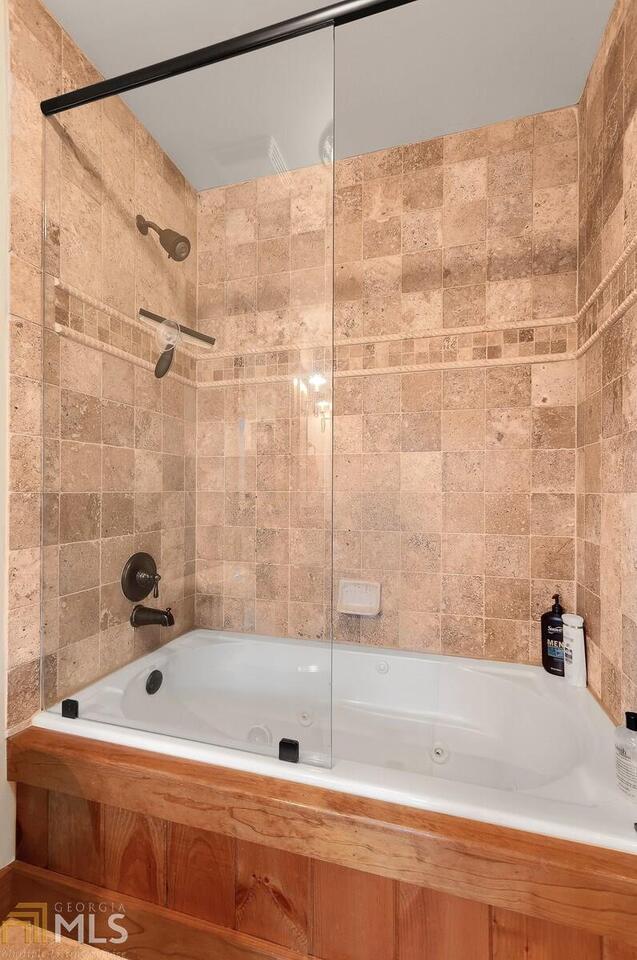 bathroom with tiled shower / bath