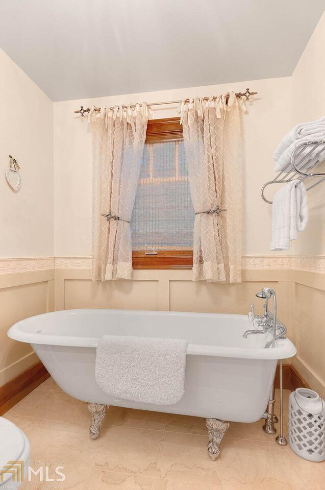 bathroom with a bathtub