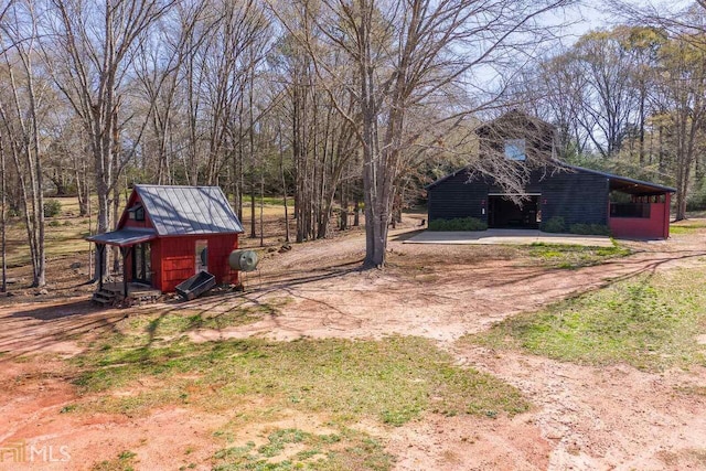 view of yard with an outbuilding