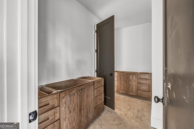 bathroom featuring concrete flooring