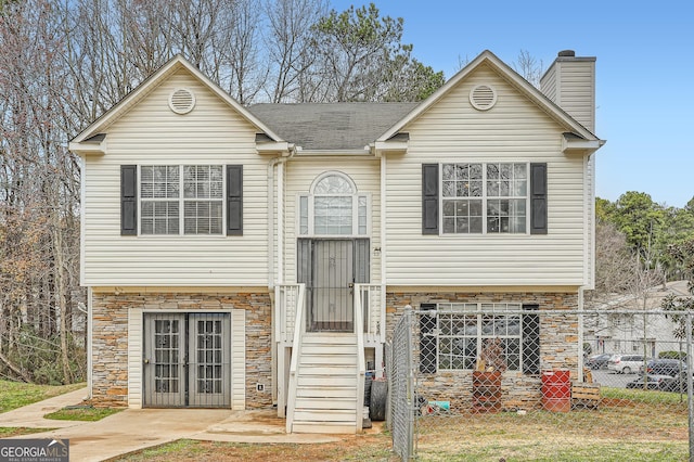 split foyer home with a front yard