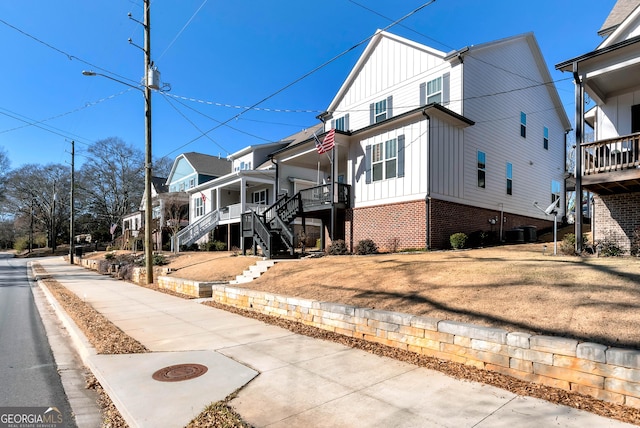view of front of property featuring covered porch