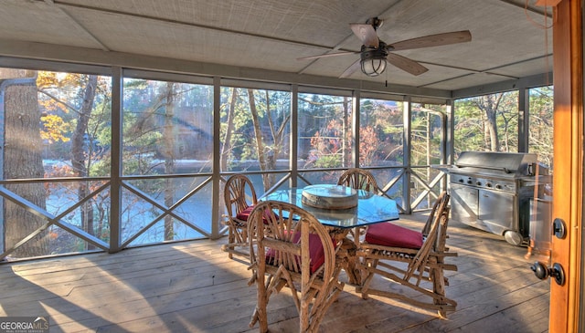 sunroom with ceiling fan