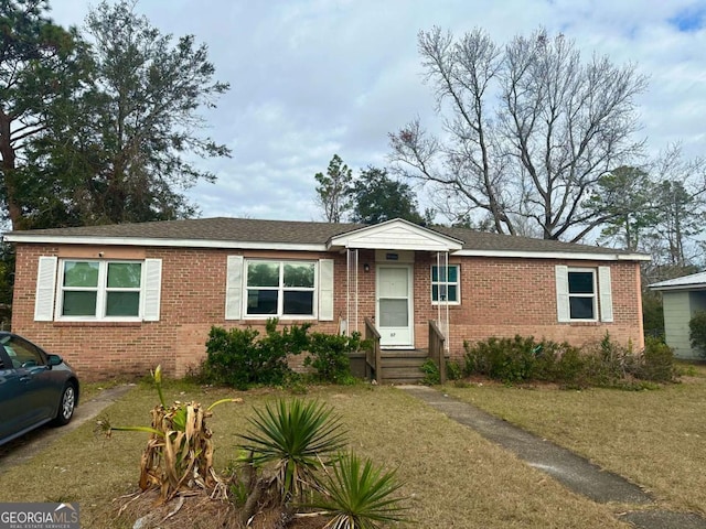 single story home with a front lawn