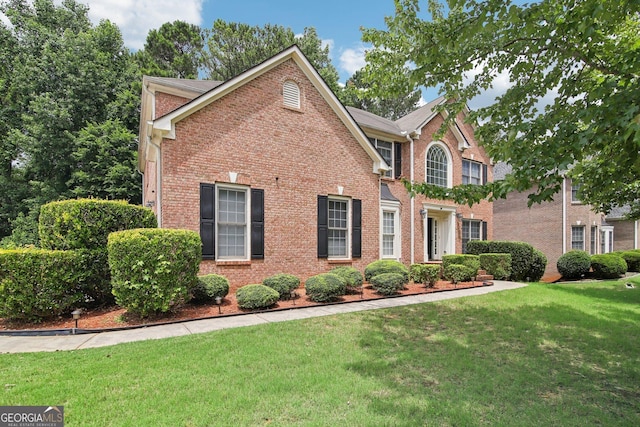 view of front of property featuring a front lawn