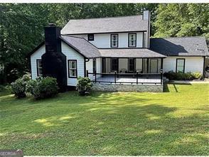 view of front of home featuring a front lawn