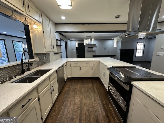 kitchen with kitchen peninsula, backsplash, stainless steel appliances, sink, and decorative light fixtures